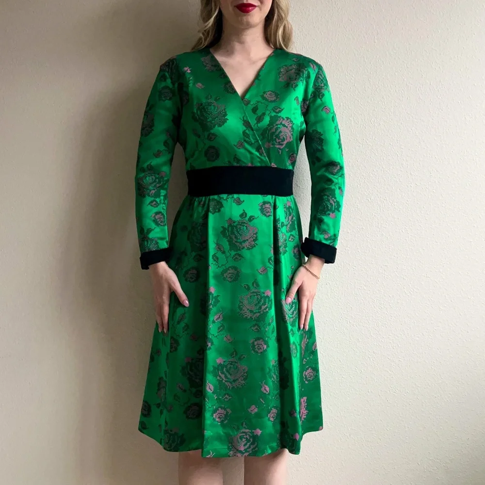 Vintage 1950s Emerald Satin Dress With Pink Florals (M) - Picture 3 of 12